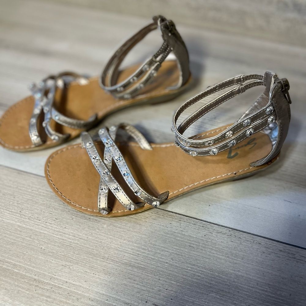 Seven7  silver metallic “Diamond “ Sandals. Zippered Heel Sz 3